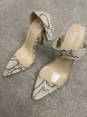 Tacones de mula Boohoo con correa transparente punta en estampado de serpiente Foto 1 de 4