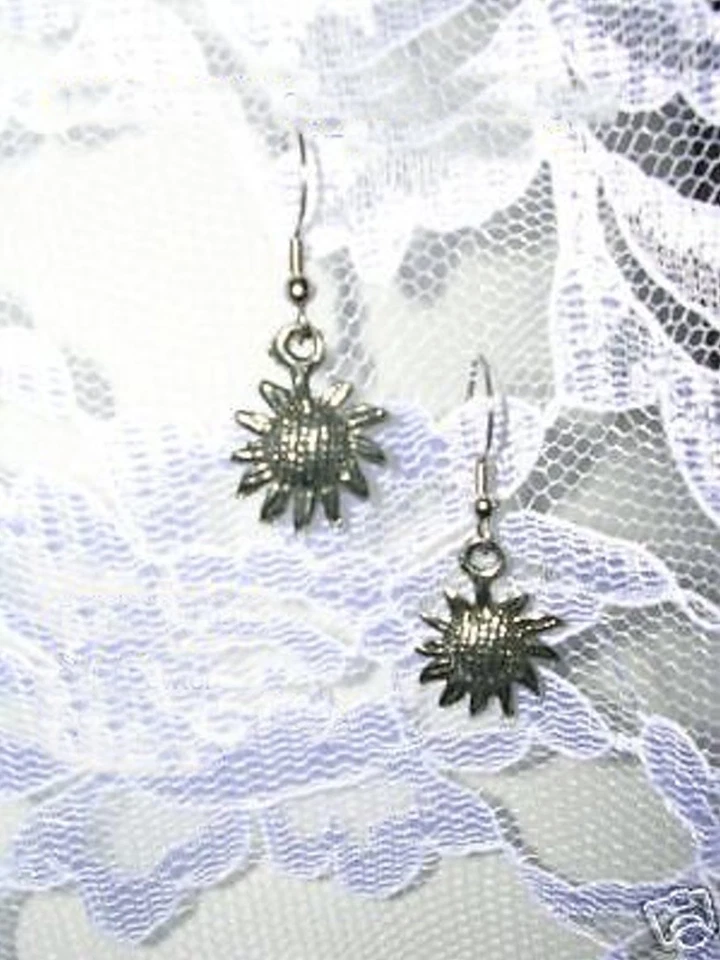 全新 漂亮 铸造 白镴 悬挂式 太阳花 CHARM DROP 耳环 金属珠宝 — 第 1/1 张图片