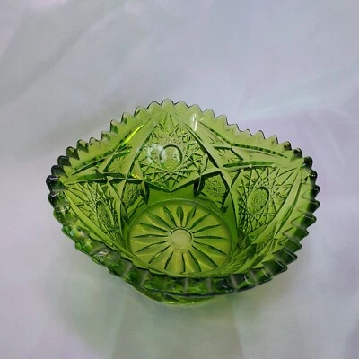 Vintage L.E Smith Emerald Green Saw Tooth Cut Glass Bowl Heavy And Beautiful - Image 1 of 4