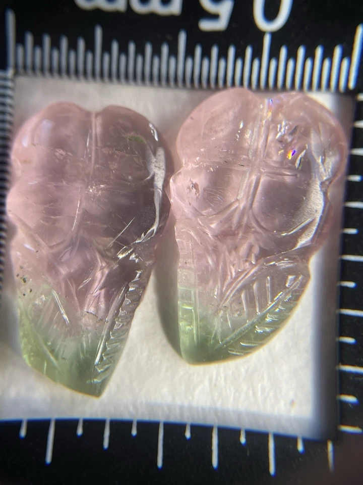 Par de flores de turmalina tallada de 9,45 quilates de peso total, rosa pastel y verde Foto 1 de 4