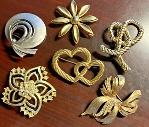 Konvolut 6 Vintage Anstecknadeln Broschen goldfarben Blume Herz Seil - Bild 1 von 15
