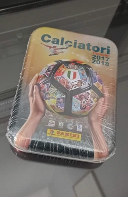 AGGIORNAMENTI CALCIATORI PANINI 2017-2018 COFANETTO SIGILLATO DA EDICOLA - Immagine 1 di 2
