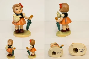 Vintage Mädchen Figur mit Regenschirm & Puppe - gemarkt C7199 Japan 5" groß - Bild 1 von 8