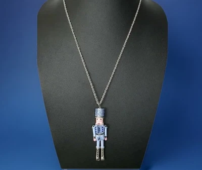 Collar Colgante Cascanueces Azul Navidad Vacaciones Betsey Johnson Tono Plata Foto 1 de 4