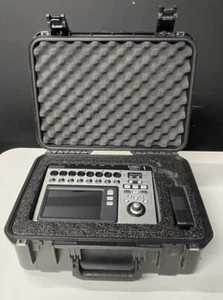 Mezclador digital compacto QSC TouchMix 8 de 8 canales con fuente de alimentación y estuche de espuma SKB - Imagen 1 de 19