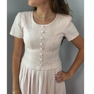 Платье Karin Stevens с вышивкой из льняной смеси на пуговицах спереди розовое коттеджное миниатюрное SP - Изображение 1 из 4