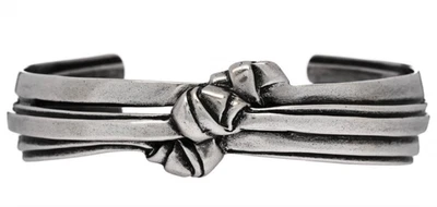 Nuevo con etiquetas Brazalete Saint Laurent YSL Triple Nudo Plata Antigua Latón Talla M $895 Foto 1 de 4