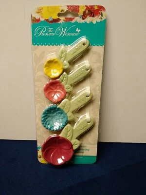 Paquete de 4 cucharas medidoras de belleza atemporales de gres Pioneer Woman Foto 1 de 4