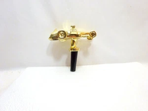 METALL GOLD DRAGSTER RENNWAGEN TROPHÄE FÜR EINEN BIER ZAPFHAHN GRIFF - Bild 1 von 3
