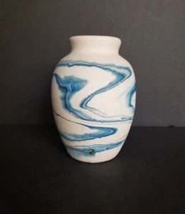 Vintage Nemadji Pottery Blue Swirl Handmade Vase. 7.3 inches height - Bild 1 von 9