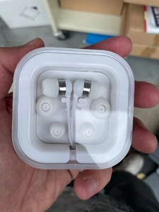 BULK 360 units White wired earbuds w/ microphone, 3.5mm jack - Picture 1 of 1