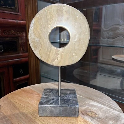 Esculturas de anillo abstracto de mármol de INTERLUDE HOME Foto 1 de 4