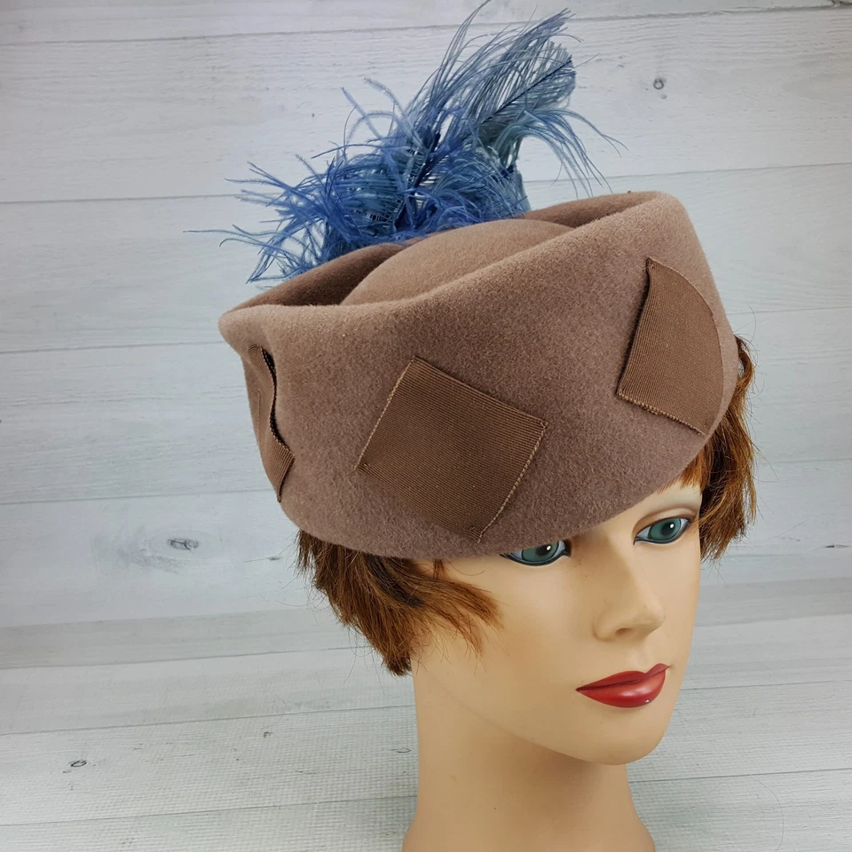 Sombrero Pastillero Vintage Eva Mae Modos Marrón Deluxe Terciopelo con Pluma Azul Merrimac Foto 1 de 4