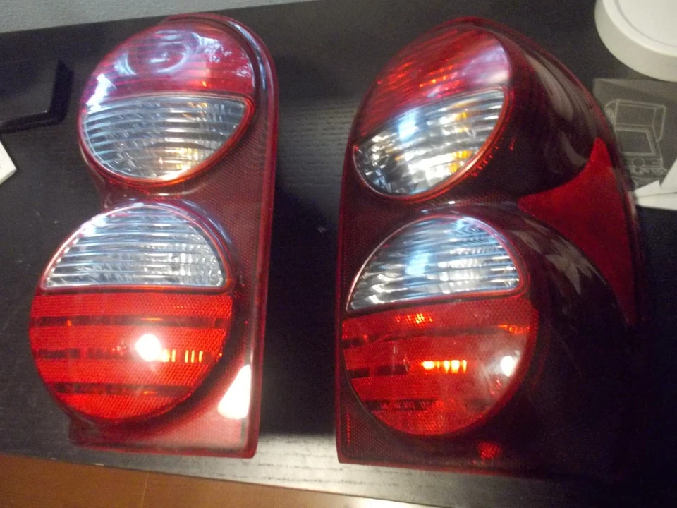 Левый задний фонарь подходит для Jeep Liberty 2005-2007 годов выпуска от оригинального производителя: 55157061ag - Изображение 1 из 1