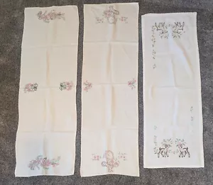 Drei (3) Vintage handbestickte Tischläufer Blumen Korb Hirsch/Lämmer - Bild 1 von 6