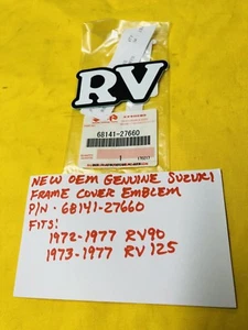 NUEVO OEM GENUINE SUZUKI Frame Cover Emblema (68141-27660) RV90 / RV125 AHRMA - Imagen 1 de 4