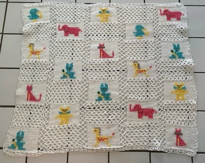 Bonita manta de ganchillo hecha a mano 36”x36” blanca afgana con animales en excelente estado Foto 1 de 4