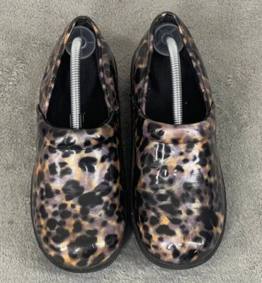 Zueco Safe T Step Comfort Leopardo EE. UU. Talla 6 Ropa de trabajo antideslizante negro/púrpura/dorado Foto 1 de 4