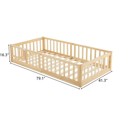 Cama de piso para niños pequeños 79.1"L x 41.3"W x 16.3"H con puerta y cerca para niños natural Foto 1 de 4