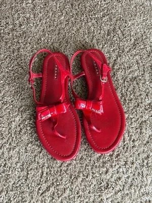 Prada Frambuesa Rojo Caliente Logo Lazo Tanga Sandalias 39 Foto 1 de 4