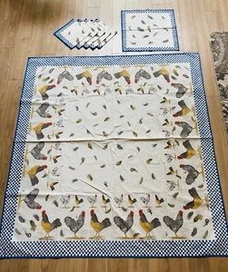 BEAUVILLE Quadratische Hähne Tischdecke & 6 Servietten Französisch Landhaus - Bild 1 von 8