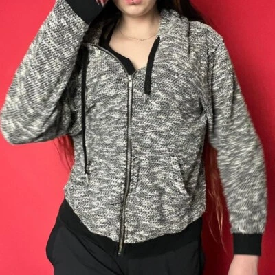 Jersey gris claro con capucha y ribete negro Foto 1 de 4