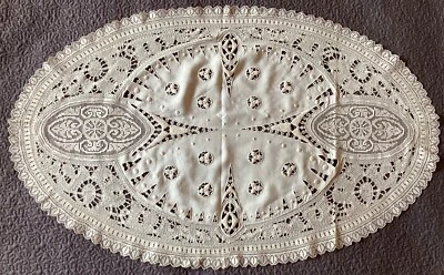 Napperon ovale ancien brodé et ajouré, Époque XIXe- début XXe, Dim. 85 x 54 cm - Photo 1/4