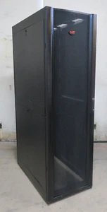 APC AR3100 NetShelter SX Server 19" 600mm x 1070mm Networking Rack Cabinet 42U - Afbeelding 1 van 12
