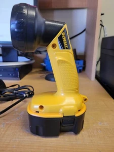 DEWALT DW908 14.4V Pivoting Head Cordless Flashlight Work Light Tool W/ Battery - Picture 1 of 7