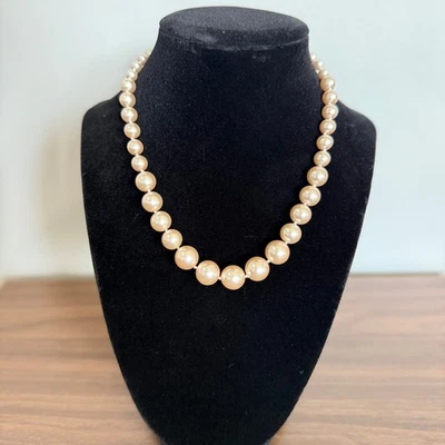 Collar grueso de plata esterlina con broche de perlas graduadas para mujer Foto 1 de 4