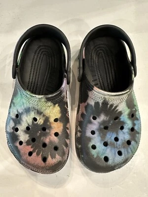 Crocs 经典太阳能彩虹领带染料木屐青少年 J1 — 第 1/4 张图片