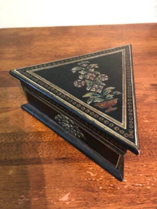 Vintage hand painted triangle wooden box - Picture 1 of 7
