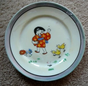 ANTIGUO TÉ PARA NIÑOS PLATO DE BRILLO 5-1/4" - NIÑA JAPONESA ALIMENTANDO POLLUELOS EN MUY BUENA CONDICIÓN - Imagen 1 de 2