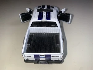 Kinsmart 1:46 2013 Ford F-150 SVT Raptor Supercrew mit Streifen Pickup Truck weiß - Bild 1 von 4