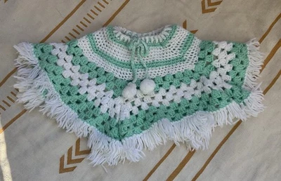 Poncho acrílico verde menta blanco tejido a mano para niños pequeños Foto 1 de 3