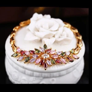 Brazalete de lujo con dije de flor de circón cúbico multicolor de diseñador color oro amarillo - Imagen 1 de 11