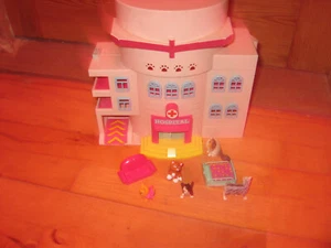 VINTAGE MEG OPENOUT ANIMAL HOSPITAL PUPPY IN MY POCKET LIFT FLOOR LEVELS CAT PLA - Picture 1 of 4