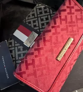 Dos (2) Carteras Tommy Hilfiger Damas Triple Plegable, 1 Multi (ver notas) y 1 Rojo - Imagen 1 de 13