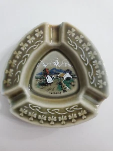 Wade Irish Porcelain Ash Tray 'Ireland' Farm Scene Decal in Center 4" Triangle - Picture 1 of 4