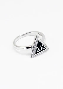 Anillo triángulo Sigma Kappa con circonitas cúbicas y esmalte negro - Imagen 1 de 1