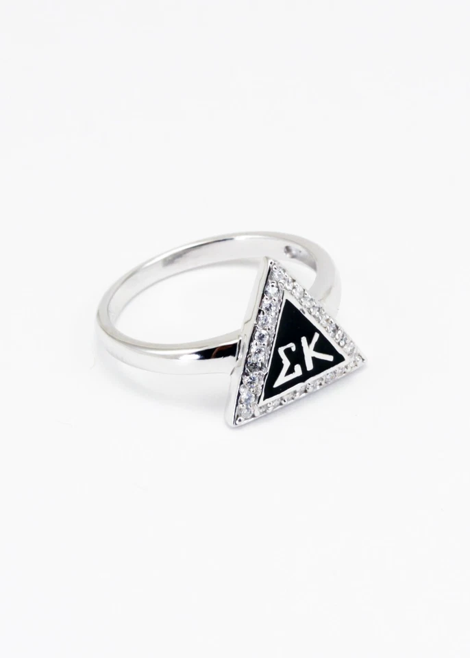 Anel triangular Sigma Kappa com CZ's e esmalte preto - Imagem 1 de 1