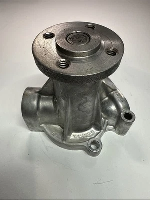 Новый из старых запасов водяной насос Volvo 418327 подлинный от оригинального производителя сделано в Швеции B18/B20 с литьем VOLVO - Изображение 1 из 4
