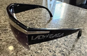 2010 Negro Lady Gaga Logo Gafas de sol Disfraz de músico Rubíes 9937 Cara de póker - Imagen 1 de 19