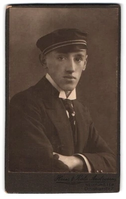 Fotografie Heinr. & Käthe Andersen, Neumünster, Student im Anzug mit Couler an   - Bild 1 von 2