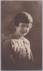 Retrato de estudio mujer joven bonita con anteojos foto vintage años 20 - Imagen 1 de 2