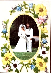 1977 Jiffy Stitchery 883 Photo Frame "White Daisies" Designed Barbara Jennings - Picture 1 of 3
