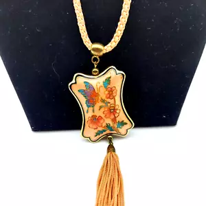 Ciondolo vintage anni '60 farfalla e floreale Cloisonne con collana corda colore pesca - Foto 1 di 4