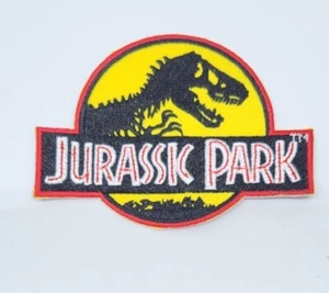 Parche con logotipo amarillo de lujo de Jurassic Park 4 pulgadas de ancho - Imagen 1 de 3