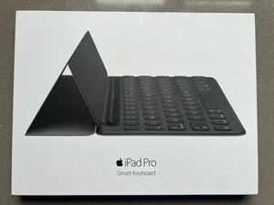 Apple iPad PRO 9.7 Smart Keyboard A1772 For iPad PRO BOXED Hardly Used - Photo 1/7
