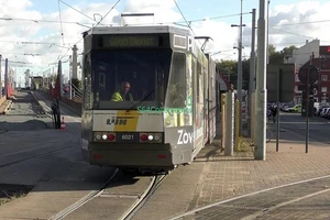 D31 6x4 Foto Strassenbahn Tram De Lijn 6021 Oostende 02.11.18 - Bild 1 von 1